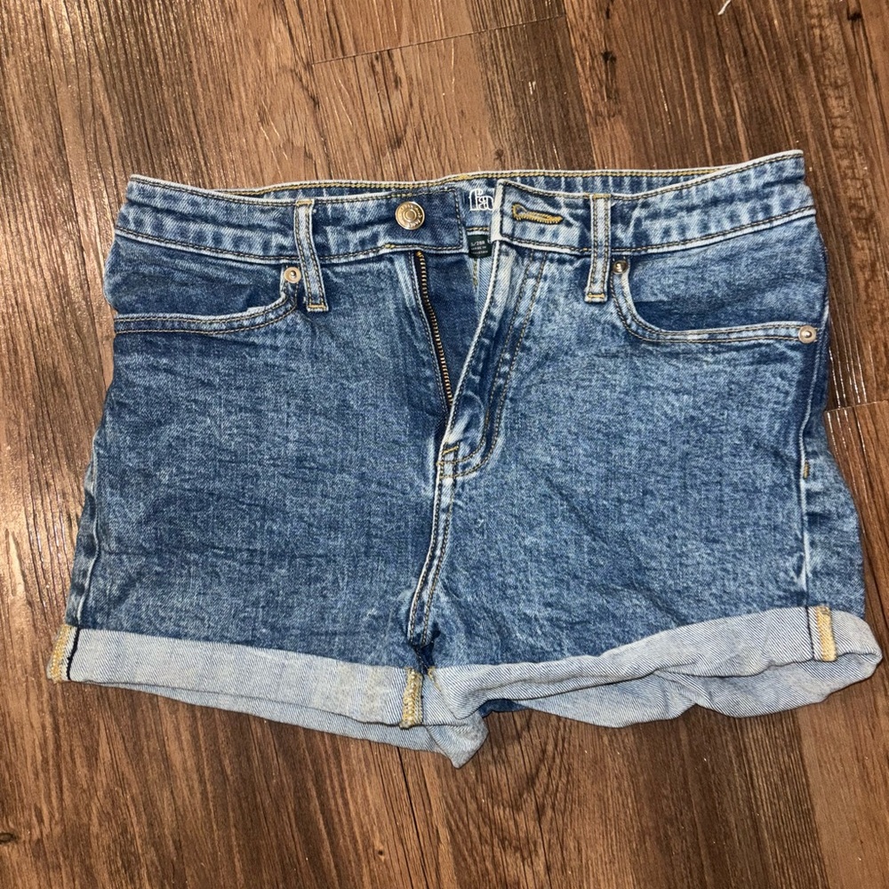 Medium wash women’s Jean shorts